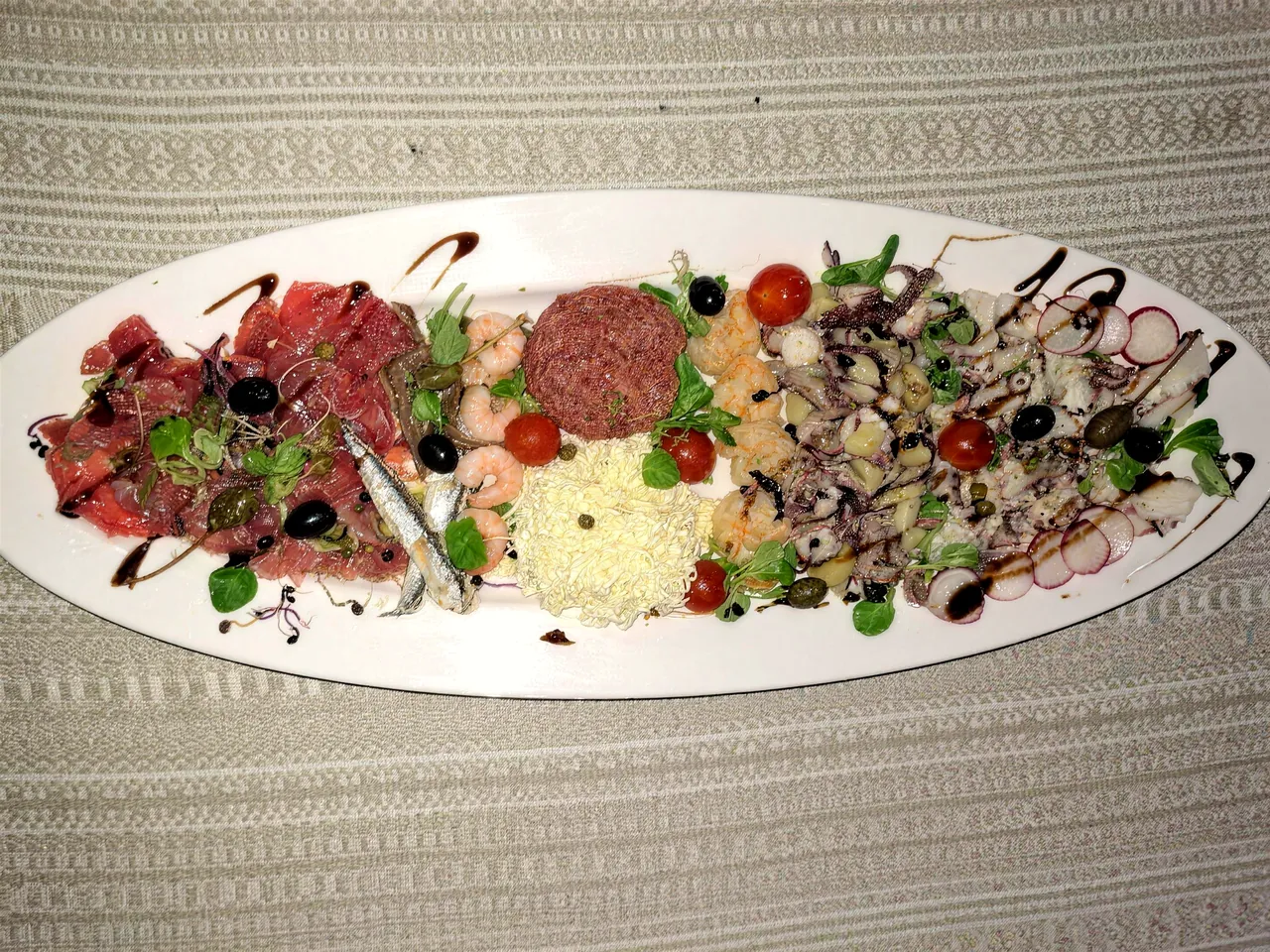 Hladna plata — carpaccio, tatarski i hobotnica